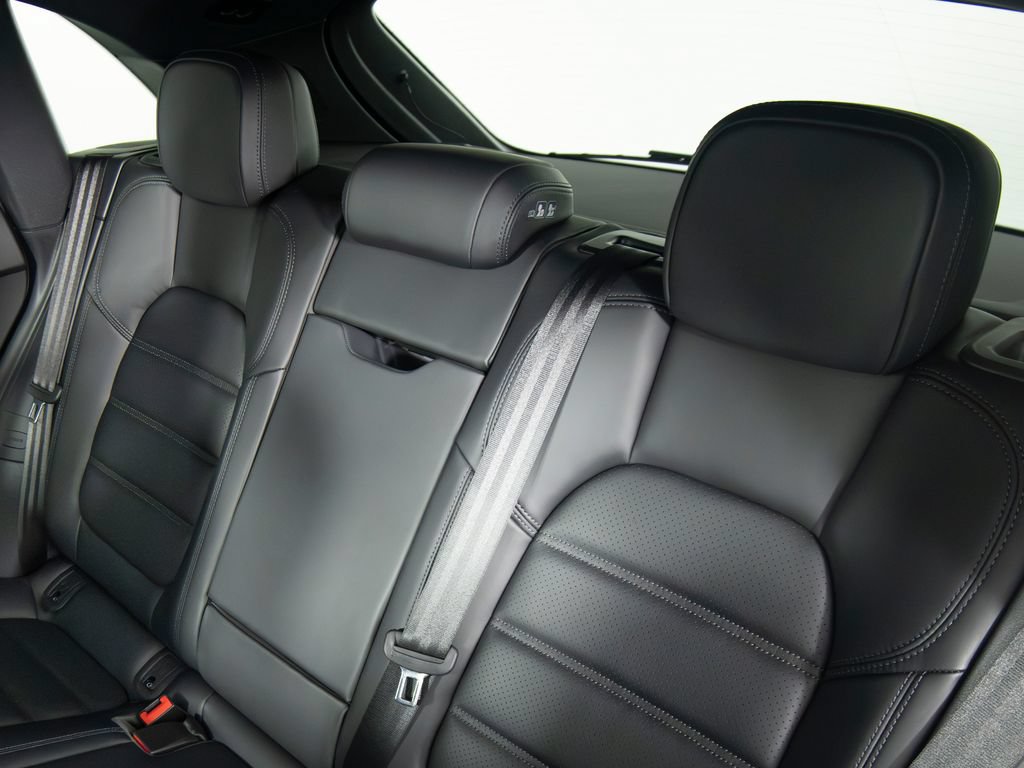 Certified 2026 Porsche Macan AWD/4WD image 41