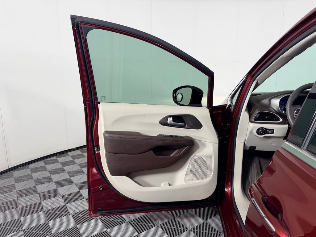 Used 2018 Chrysler Pacifica Touring Plus FWD image 27