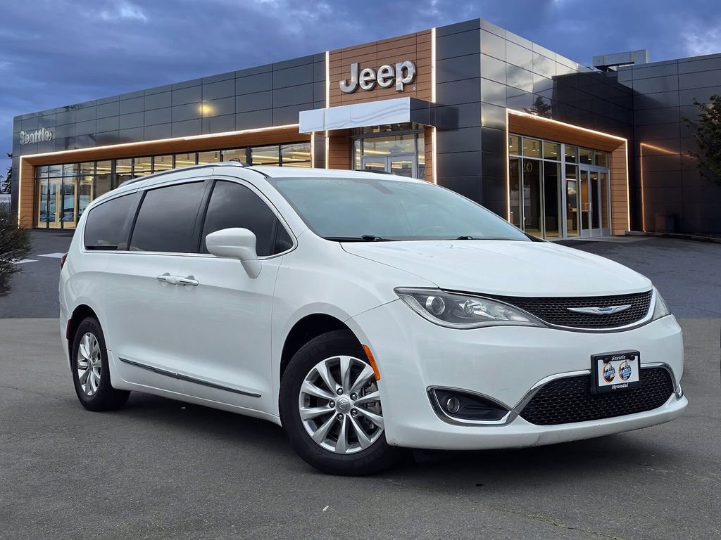Used 2020 Chrysler Pacifica Touring-L FWD image 1