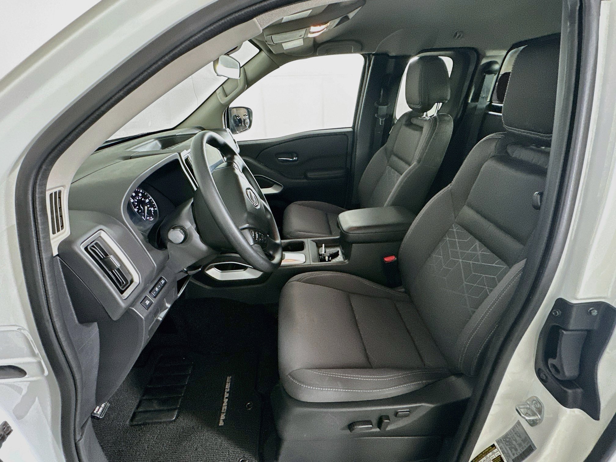 Used 2025 Nissan Frontier SV RWD image 13