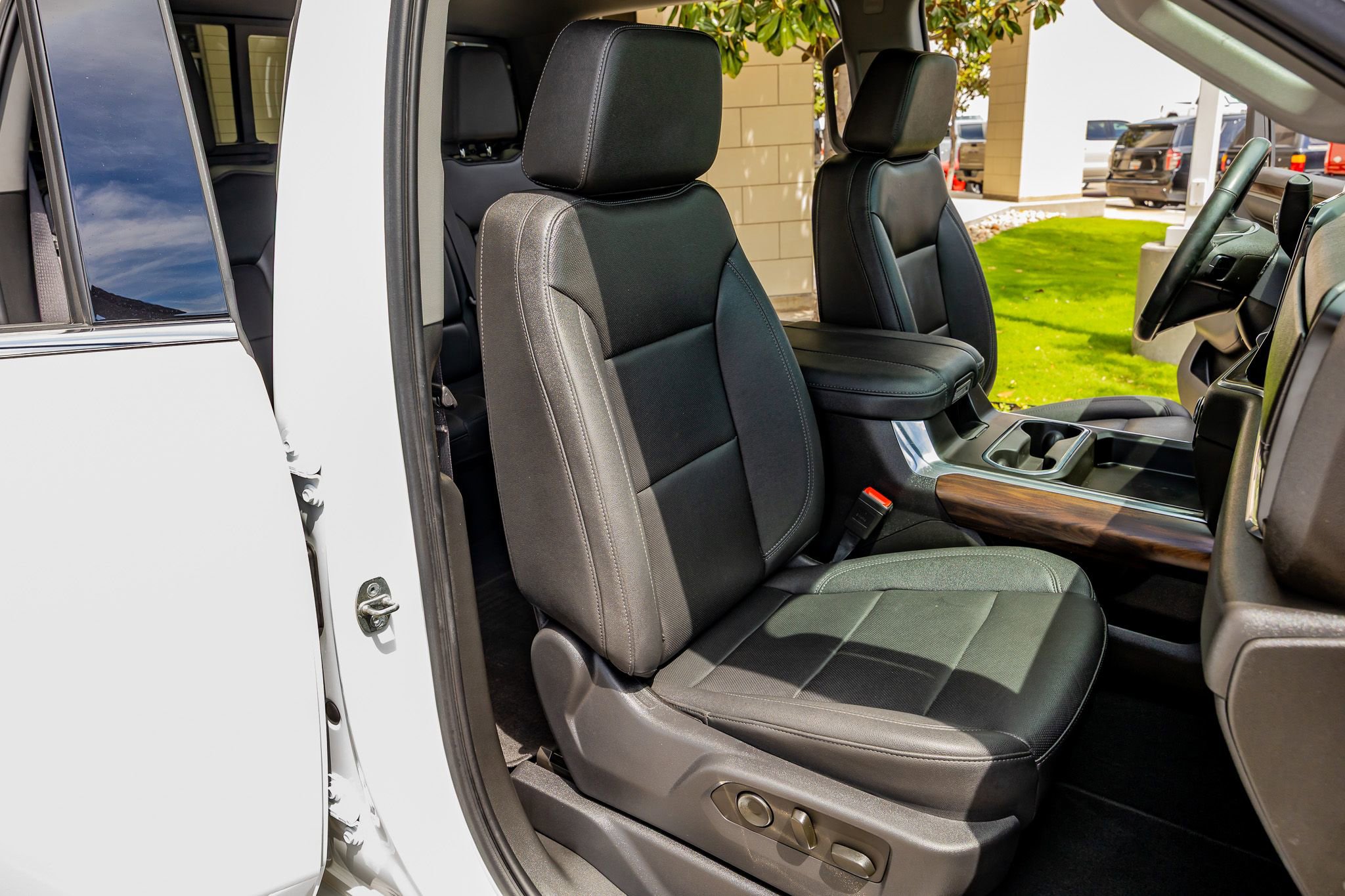 Used 2024 GMC Sierra 3500 SLT w/ SLT Premium Package AWD/4WD image 31