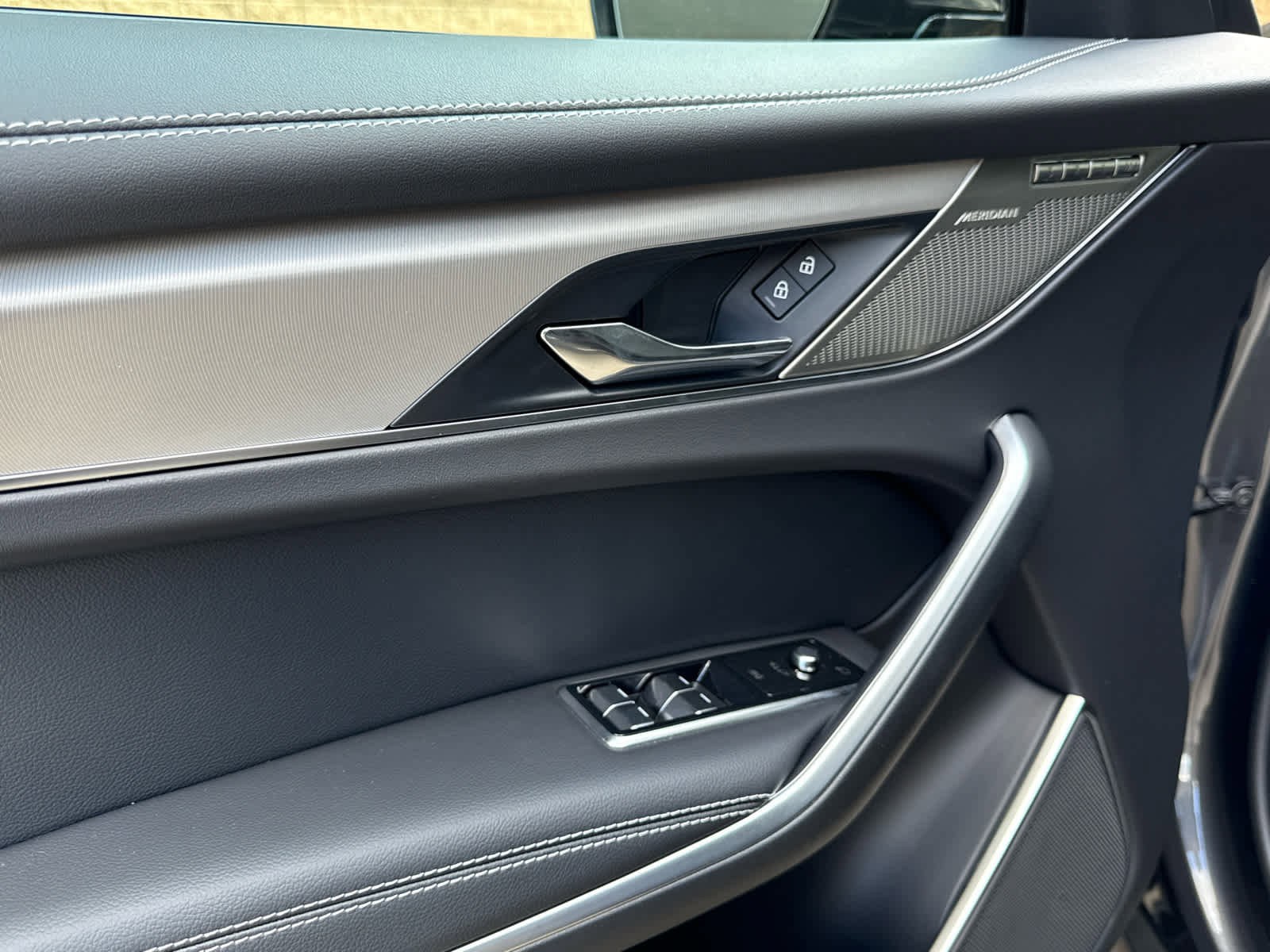 New 2026 Jaguar F-PACE R-Dynamic S image 16