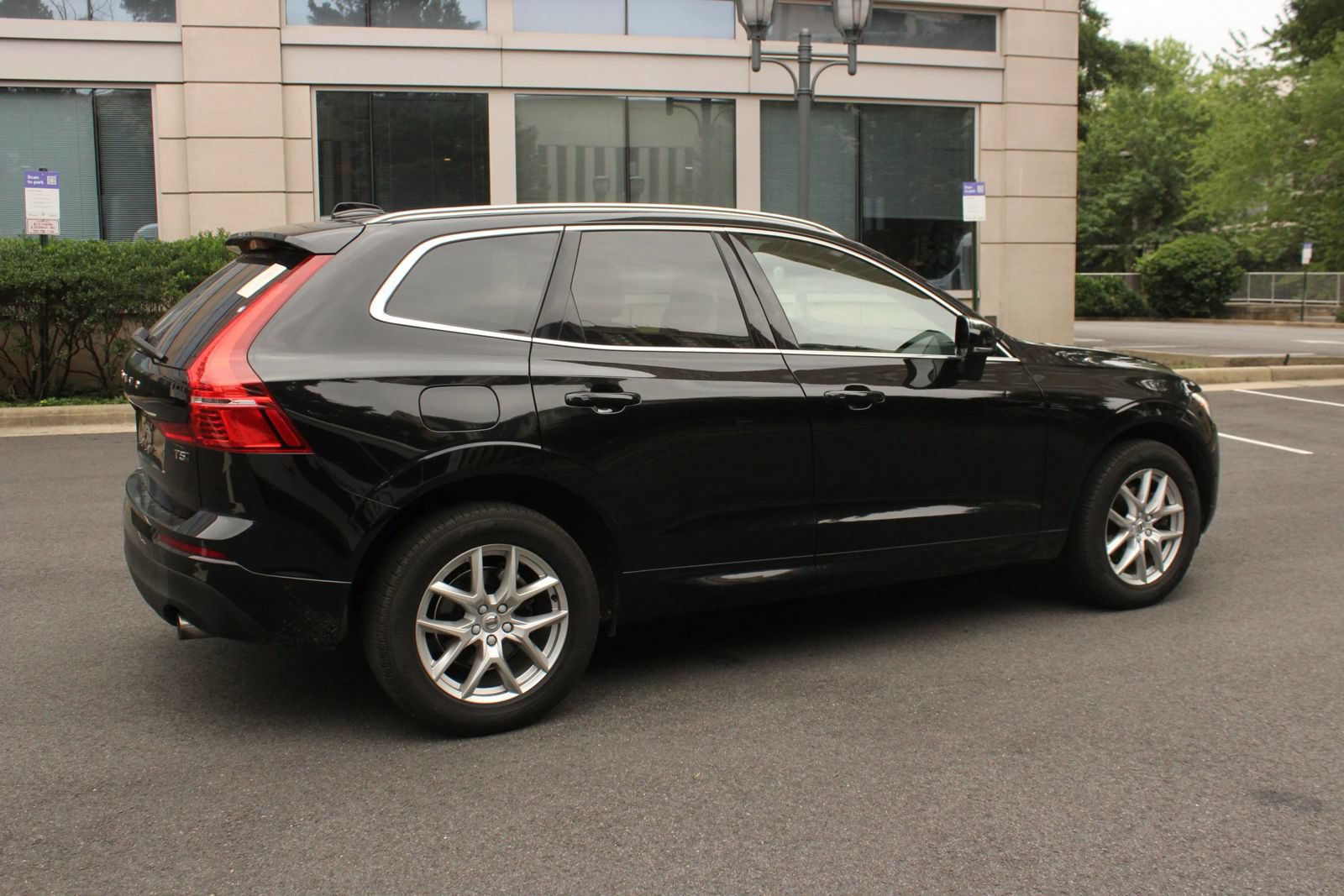 Used 2019 Volvo XC60 T5 Momentum w/ Multimedia Package AWD/4WD image 7