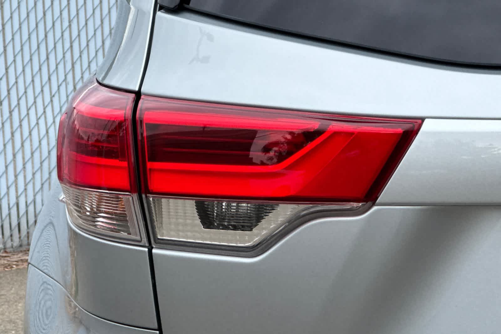 Used 2019 Toyota Highlander XLE AWD/4WD image 23