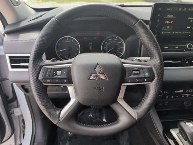 Used 2025 Mitsubishi Outlander SE FWD image 23