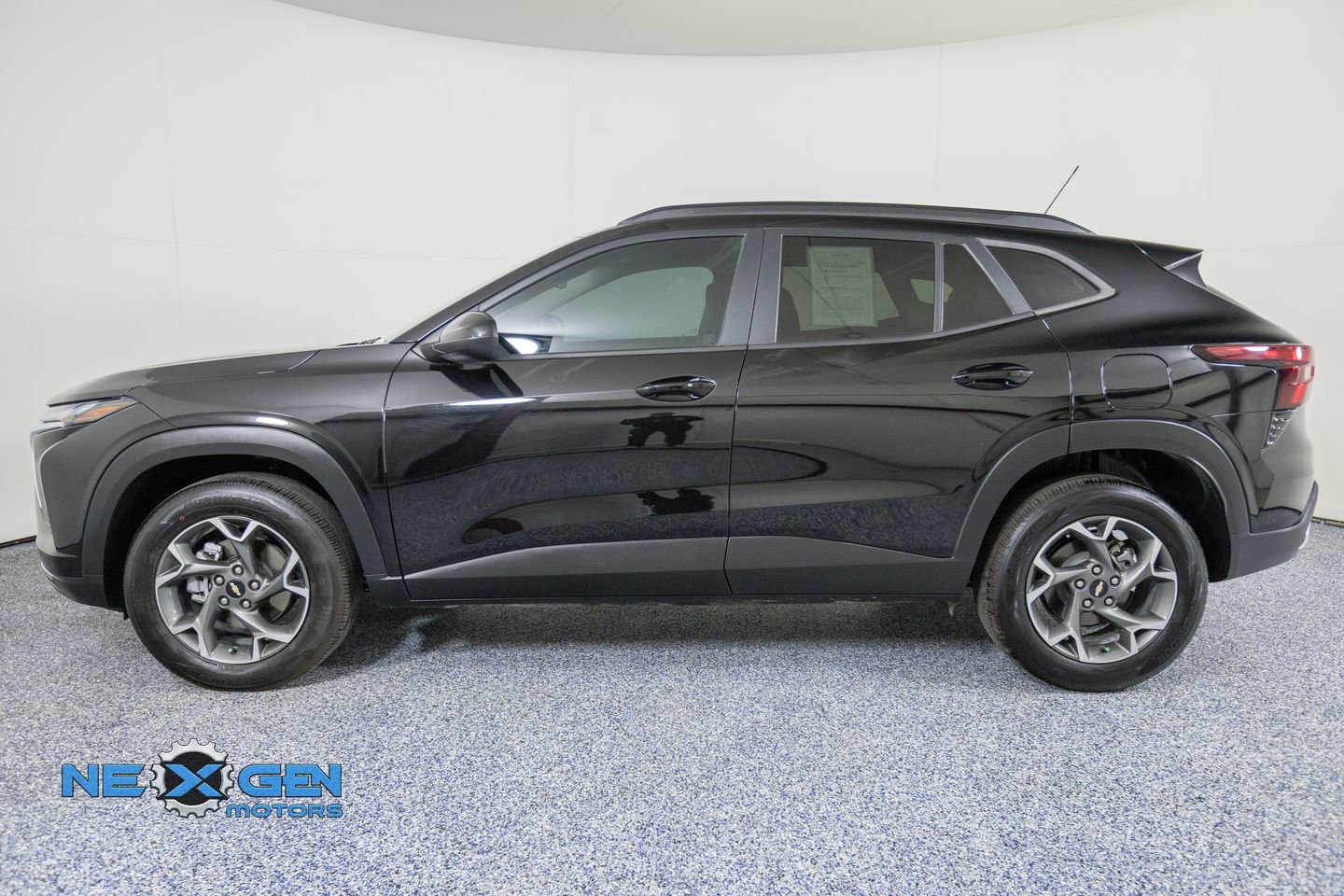 Used 2025 Chevrolet Trax LT w/ Driver Confidence Package FWD image 4