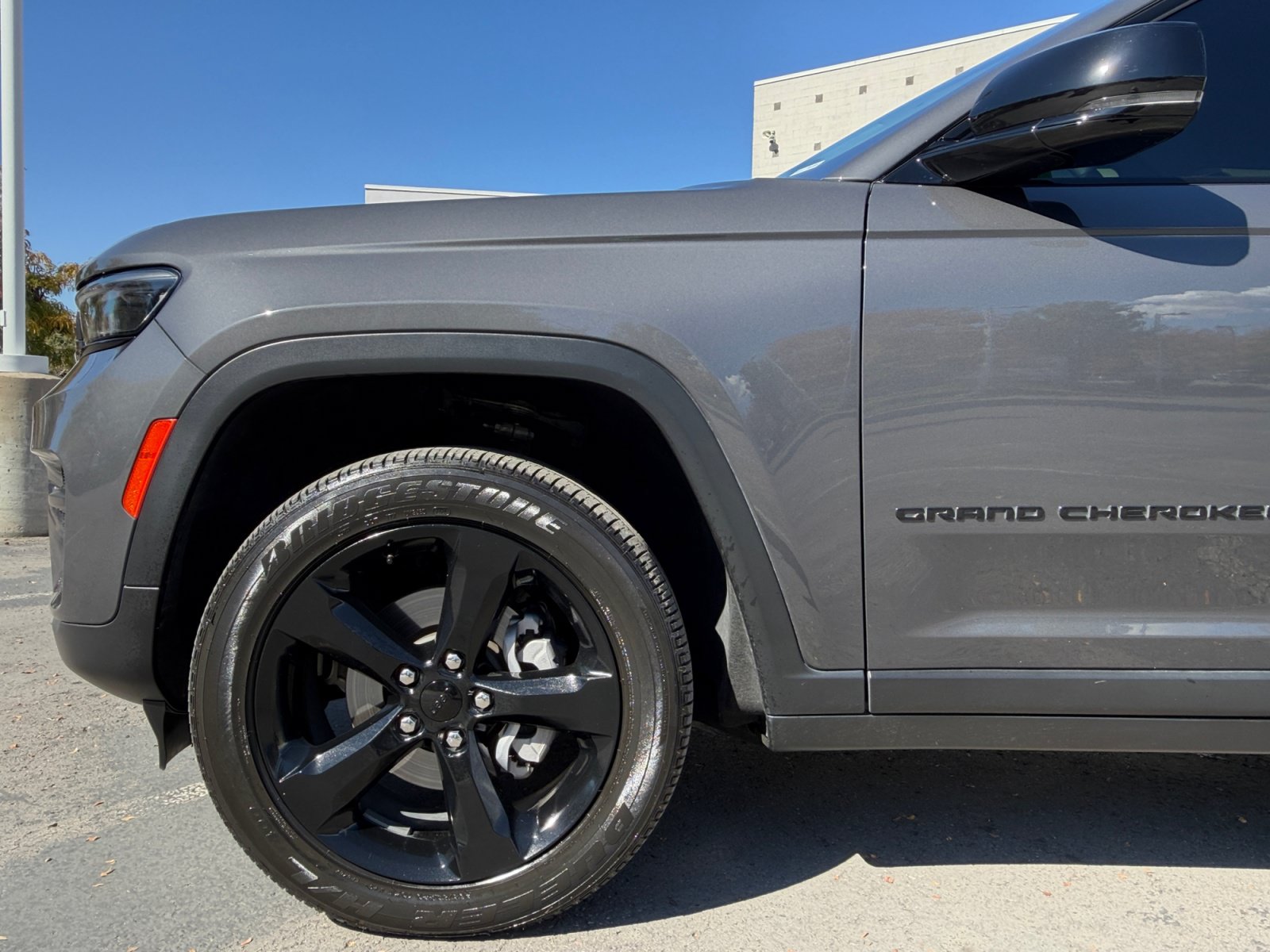 Used 2025 Jeep Grand Cherokee Altitude AWD/4WD image 10