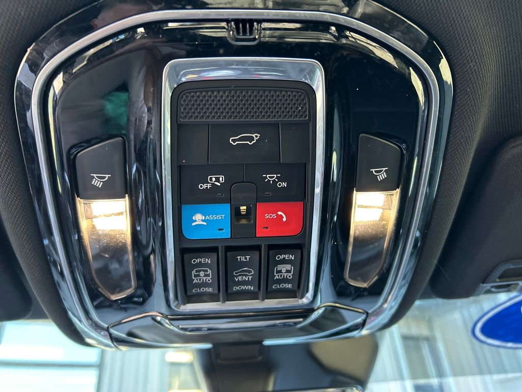 Used 2023 Jeep Grand Cherokee Overland w/ Luxury Tech Group IV AWD/4WD image 44