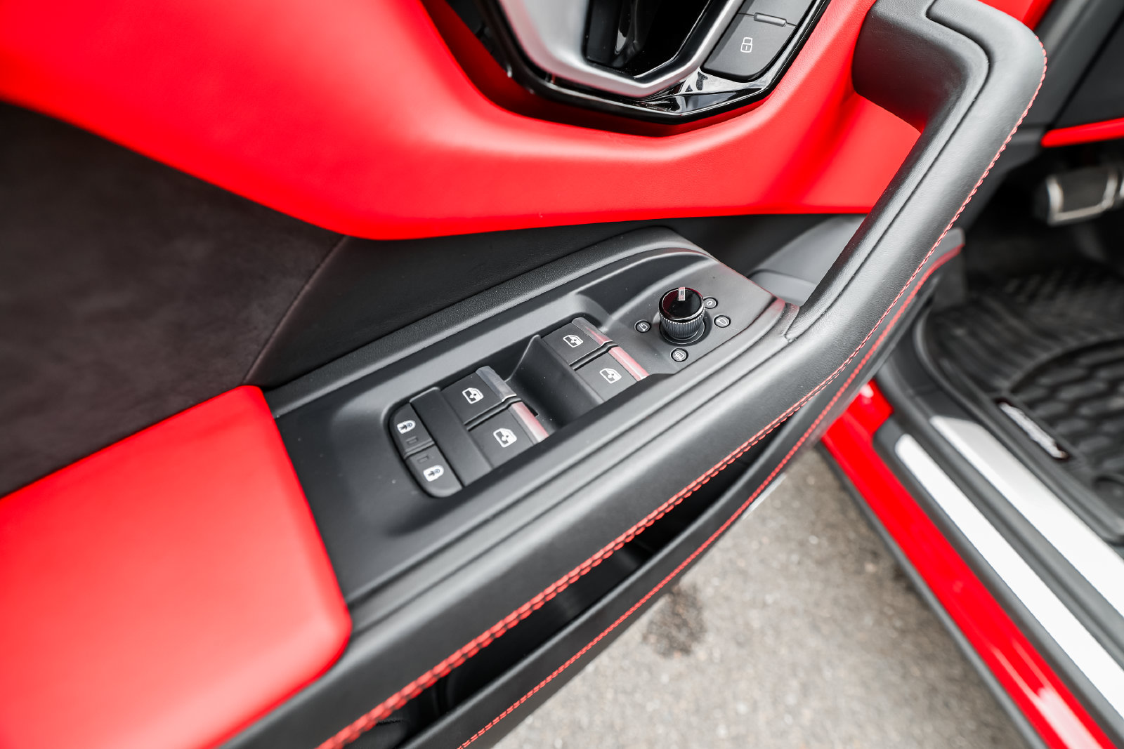 Used 2022 Lamborghini Urus AWD/4WD image 24