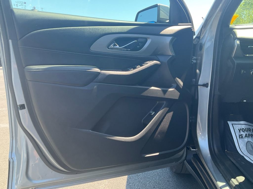 Used 2023 Chevrolet Traverse LT FWD image 17