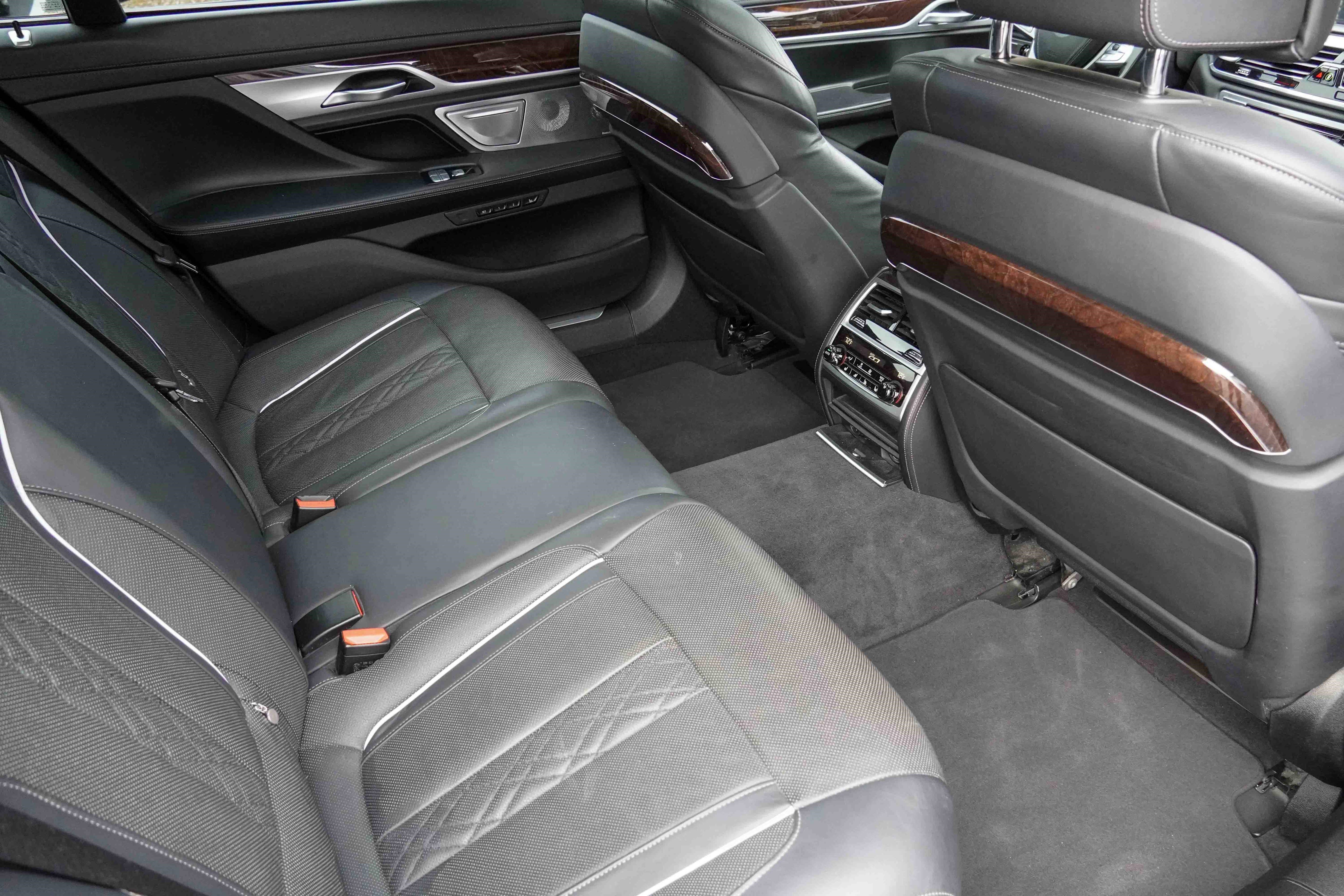 Used 2019 BMW 740i w/ Executive Package image 37