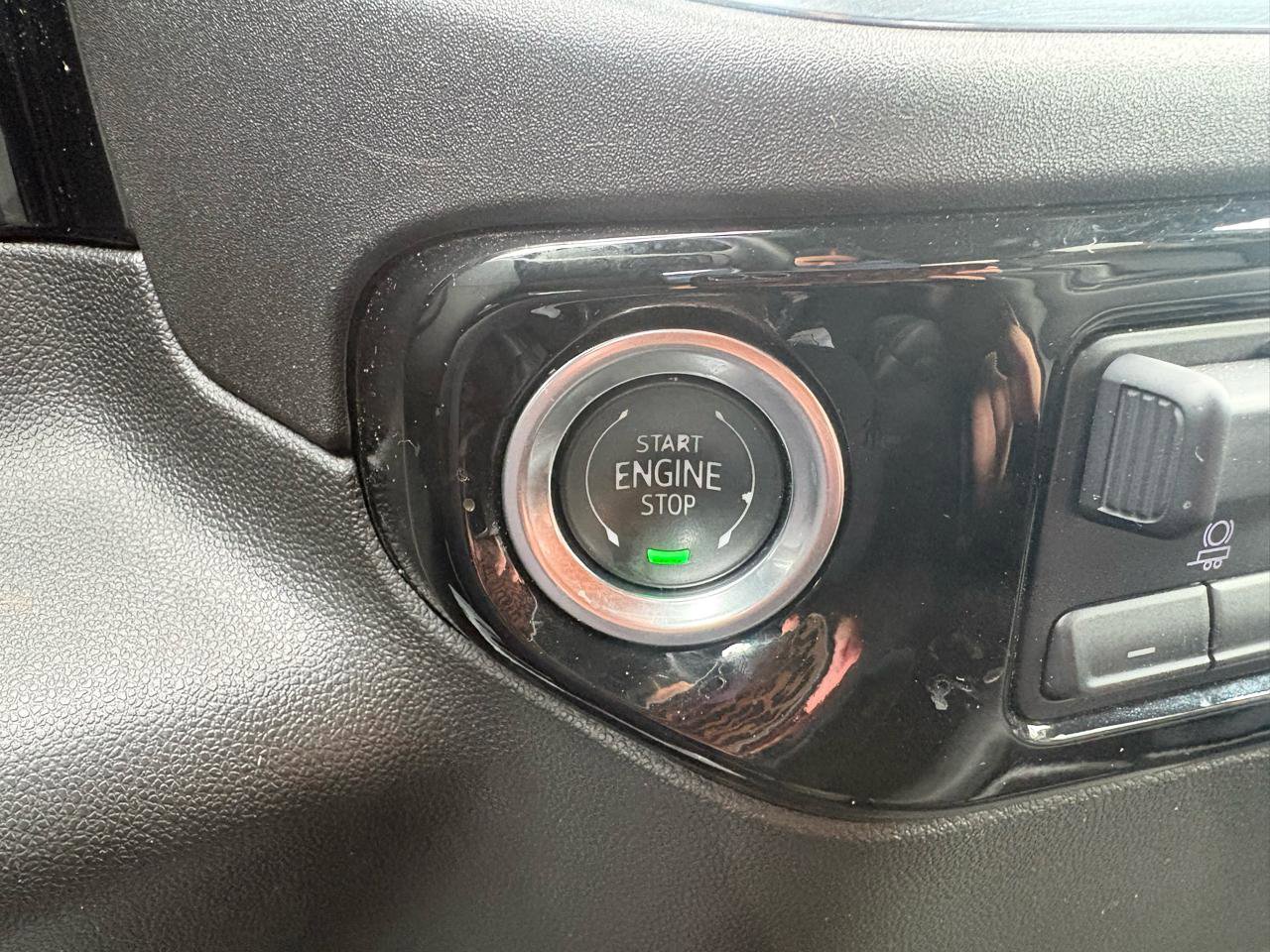 Used 2025 GMC Sierra 1500 SLT image 17