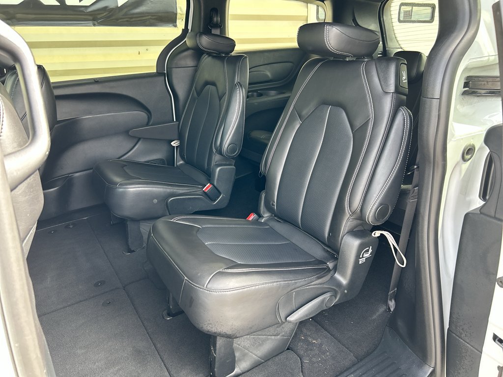 Used 2025 Chrysler Pacifica Select FWD image 11