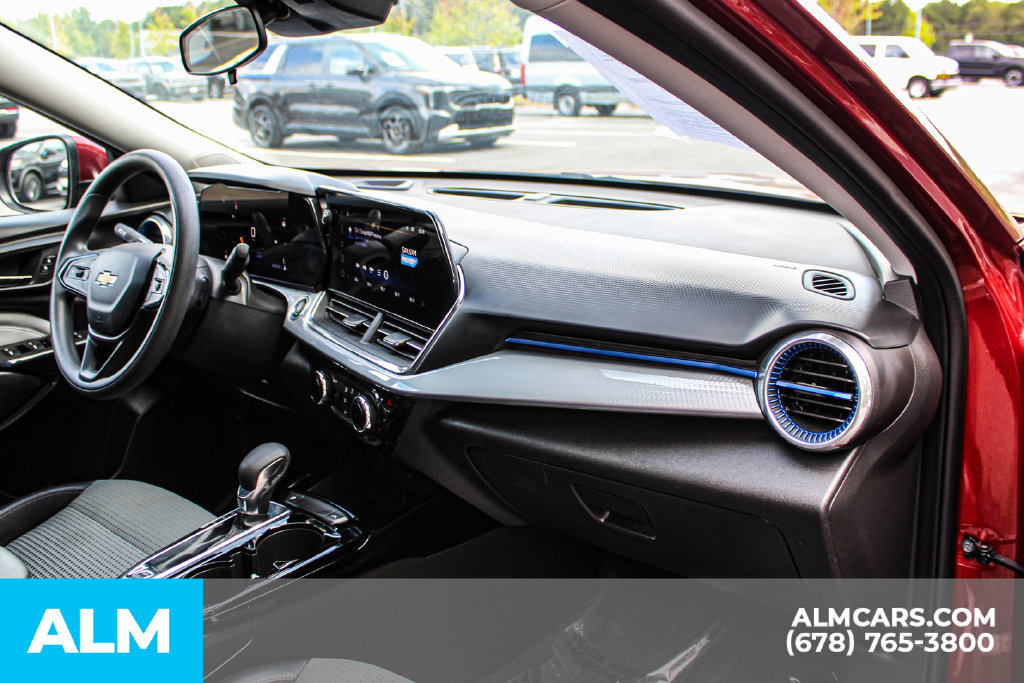 Used 2025 Chevrolet Trax LT FWD image 23