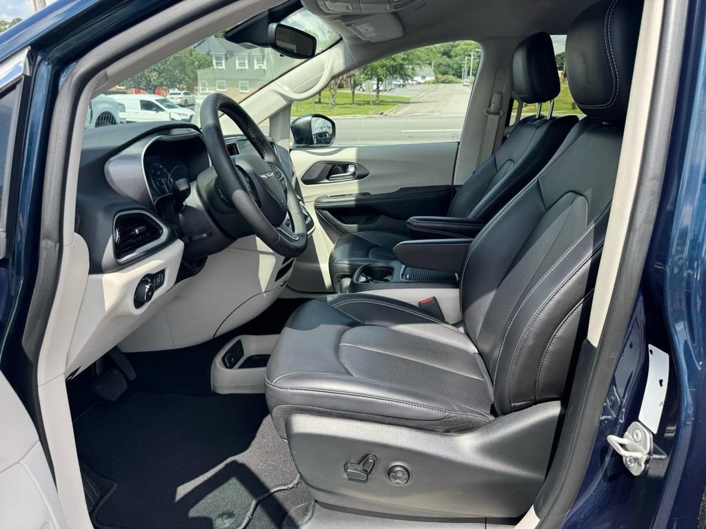 Used 2023 Chrysler Pacifica Touring-L FWD image 15