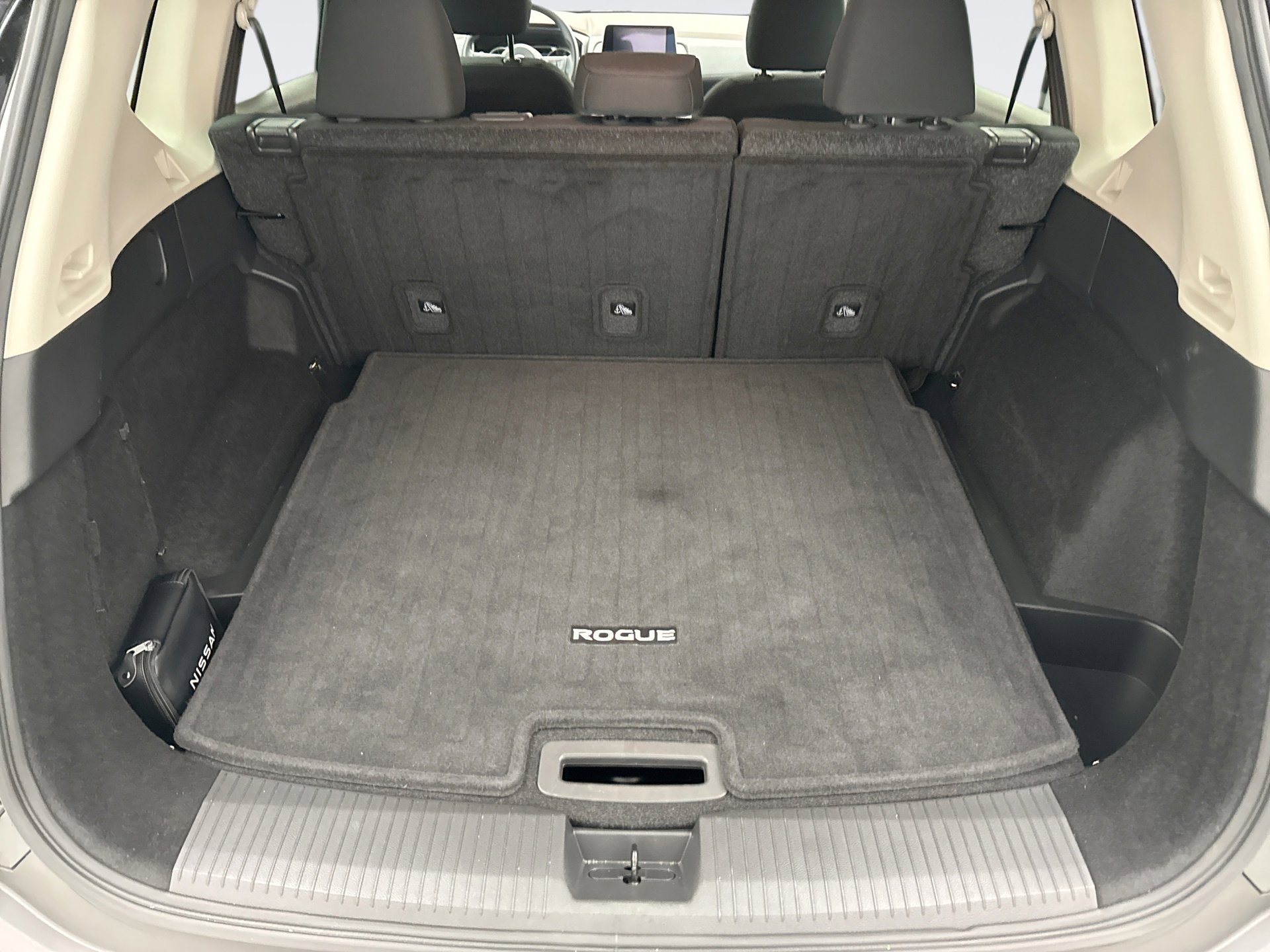 Used 2023 Nissan Rogue S AWD/4WD image 18