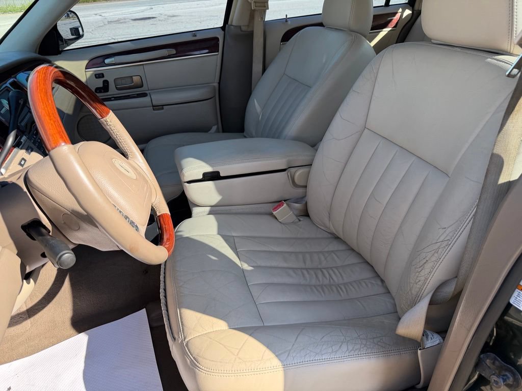 Used 2003 Lincoln Town Car Signature RWD image 17