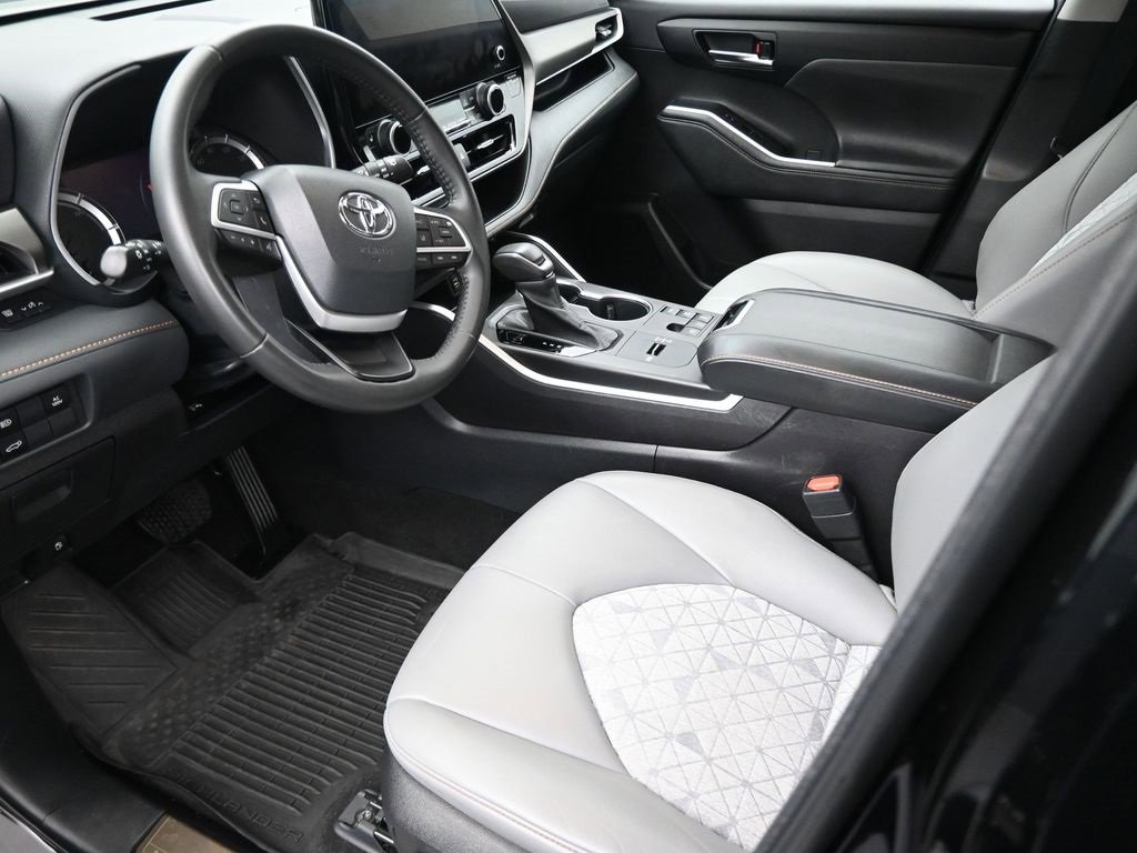 Used 2023 Toyota Highlander Bronze Edition image 9