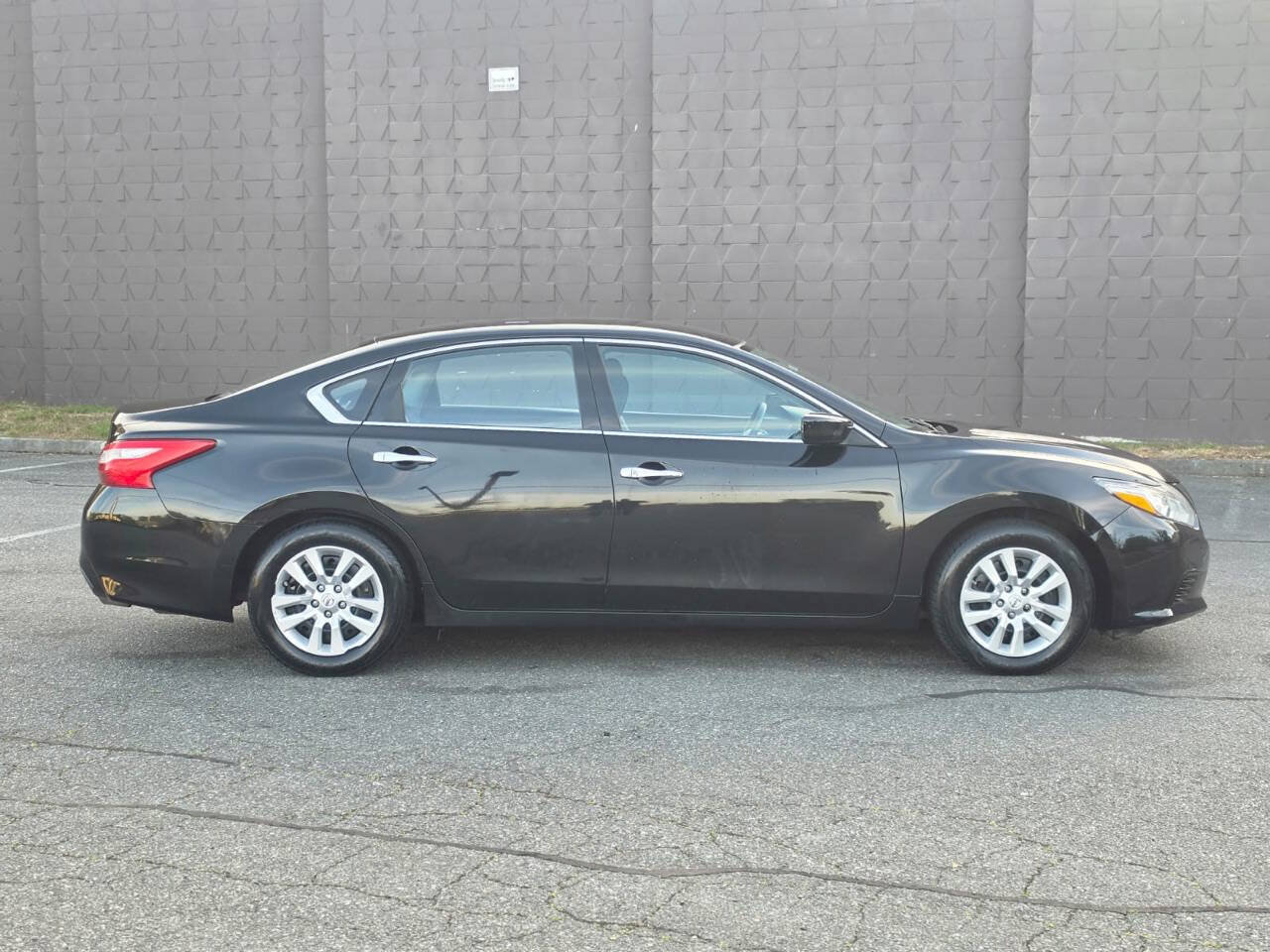 Used 2016 Nissan Altima 2.5 S w/ Power Driver Seat Package FWD image 5