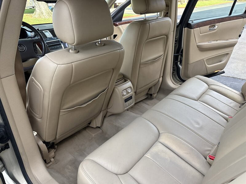 Used 2007 Cadillac DTS w/ Trunk Convenience Package FWD image 27
