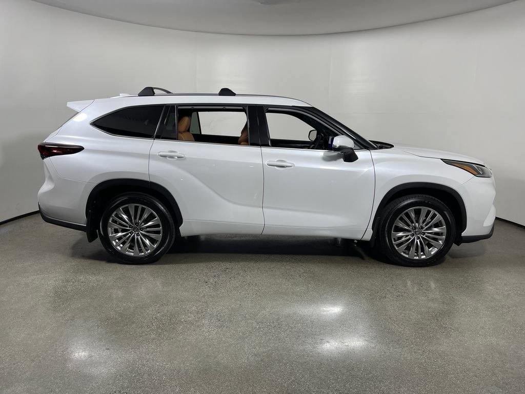 New 2026 Toyota Highlander Platinum AWD/4WD image 2