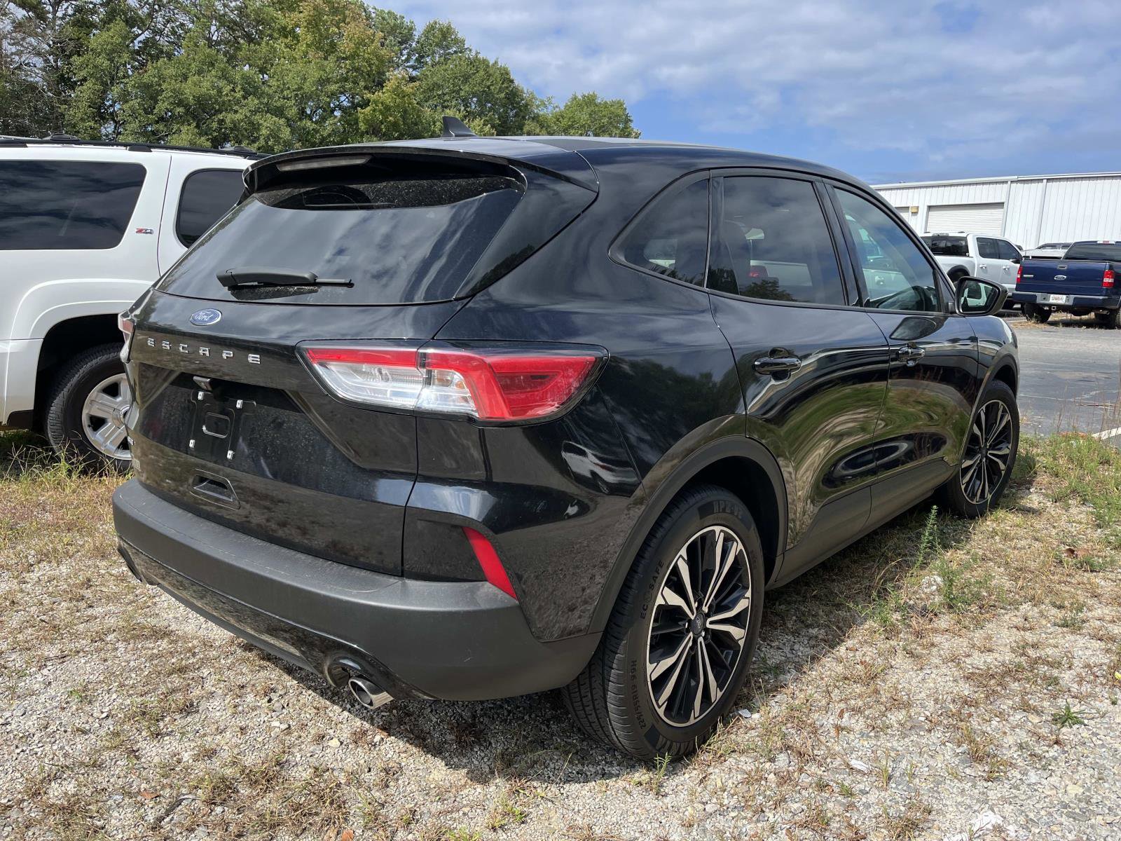 Used 2022 Ford Escape SE w/ SE Sport Appearance Package image 3