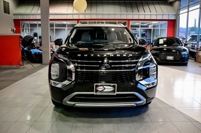 Used 2025 Mitsubishi Outlander AWD image 3
