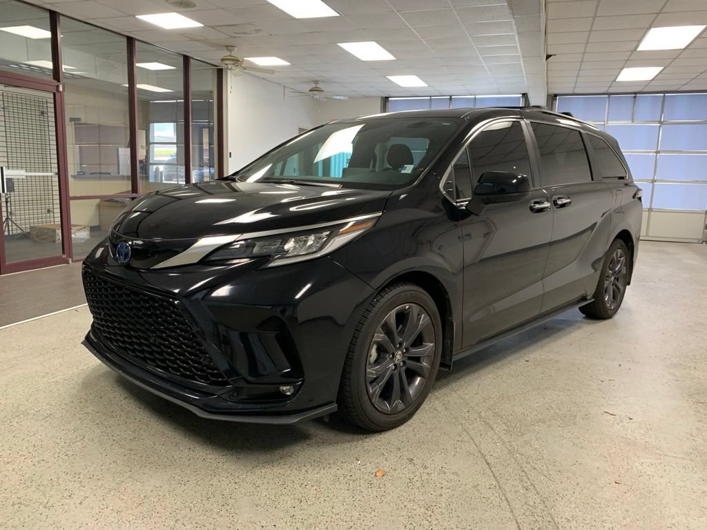 Used 2024 Toyota Sienna XSE FWD image 2