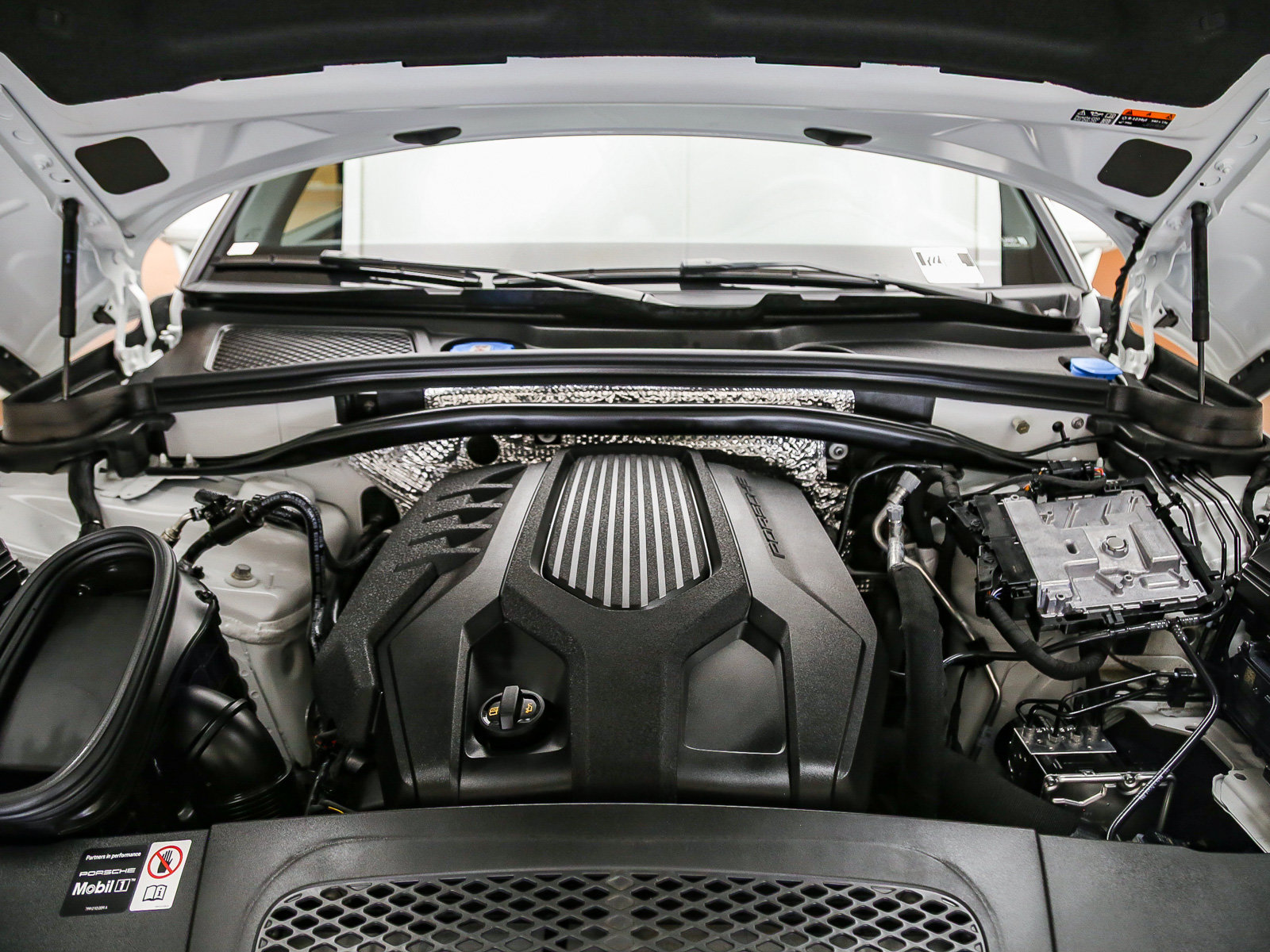 Certified 2025 Porsche Macan 4S Electric AWD/4WD image 64