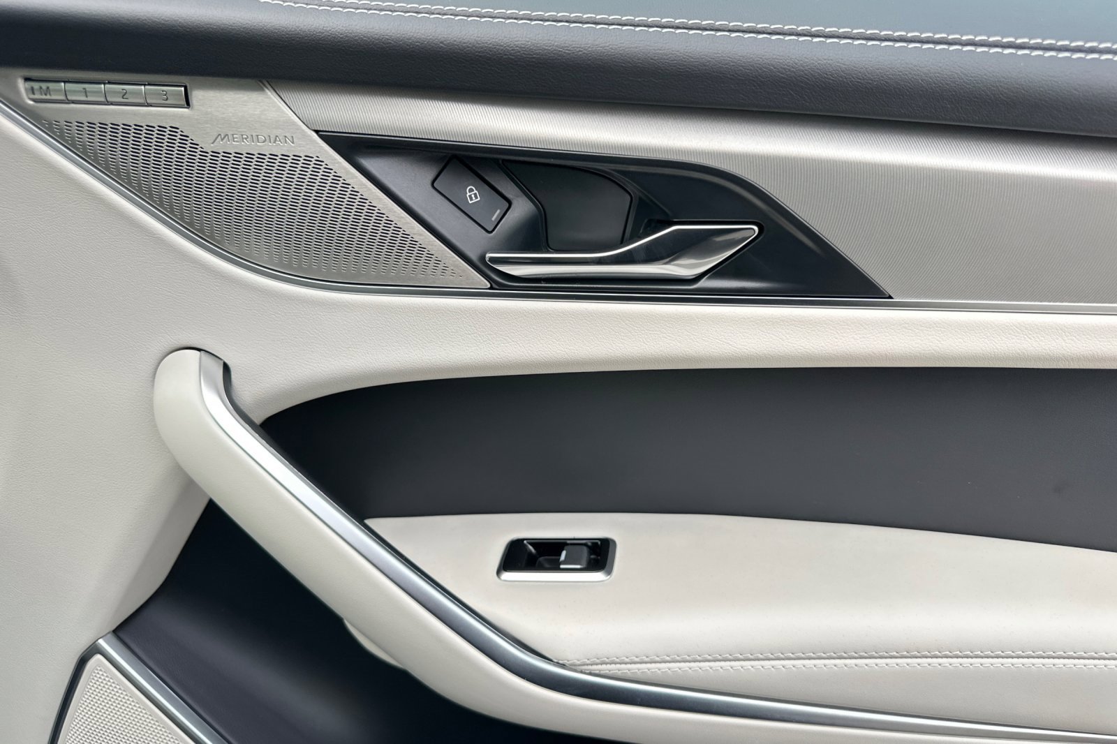 Used 2025 Jaguar F-PACE R-Dynamic S image 19