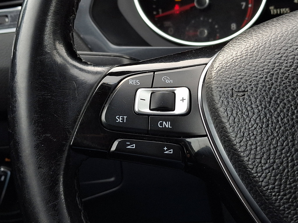 Used 2018 Volkswagen Tiguan SE w/ Front Fog Lights Package image 25