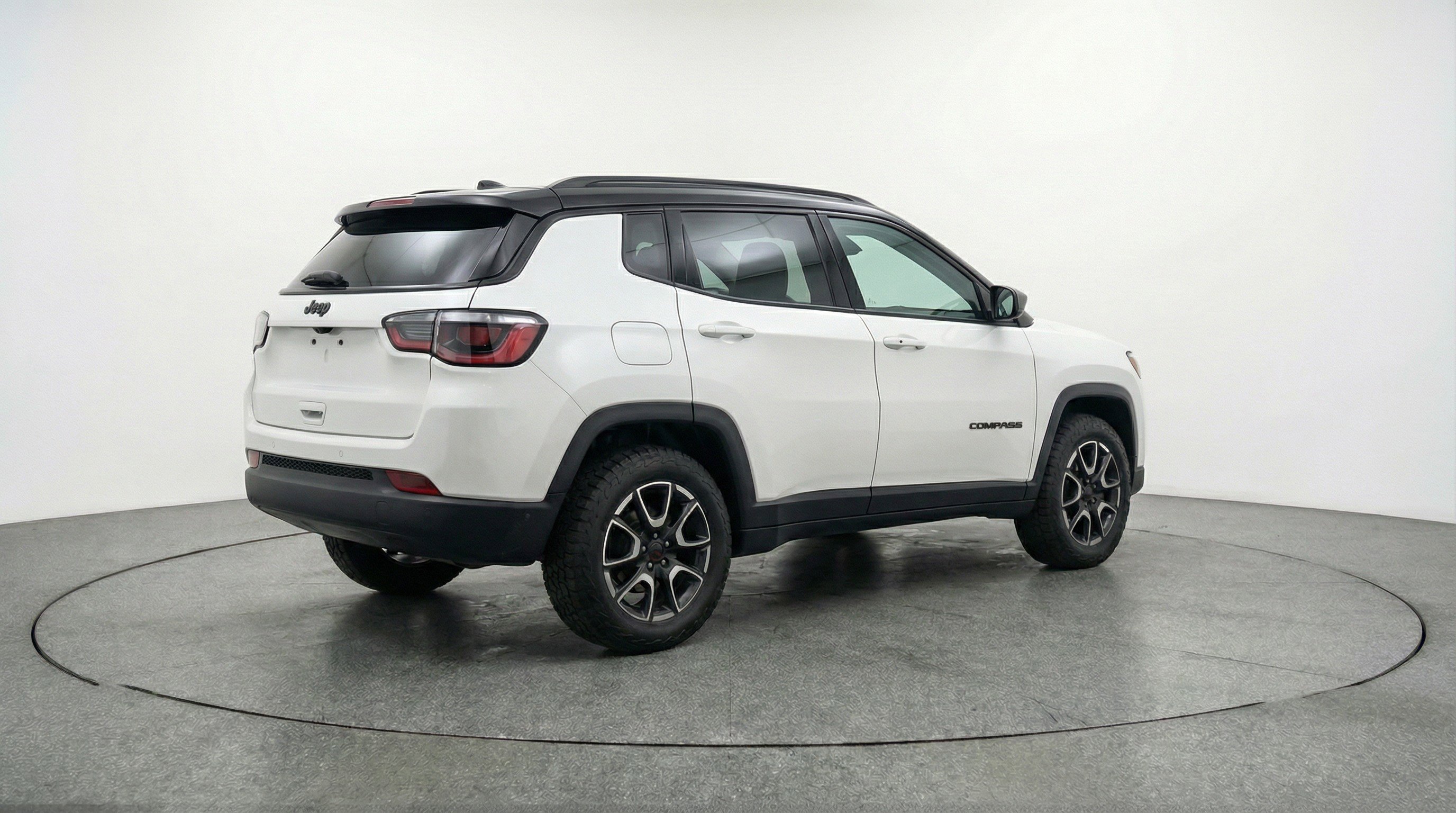 Used 2025 Jeep Compass Trailhawk w/ Trailer Tow Group image 9