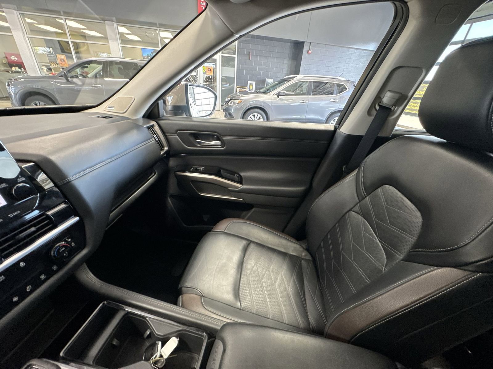 Certified 2024 Nissan Pathfinder Platinum image 3