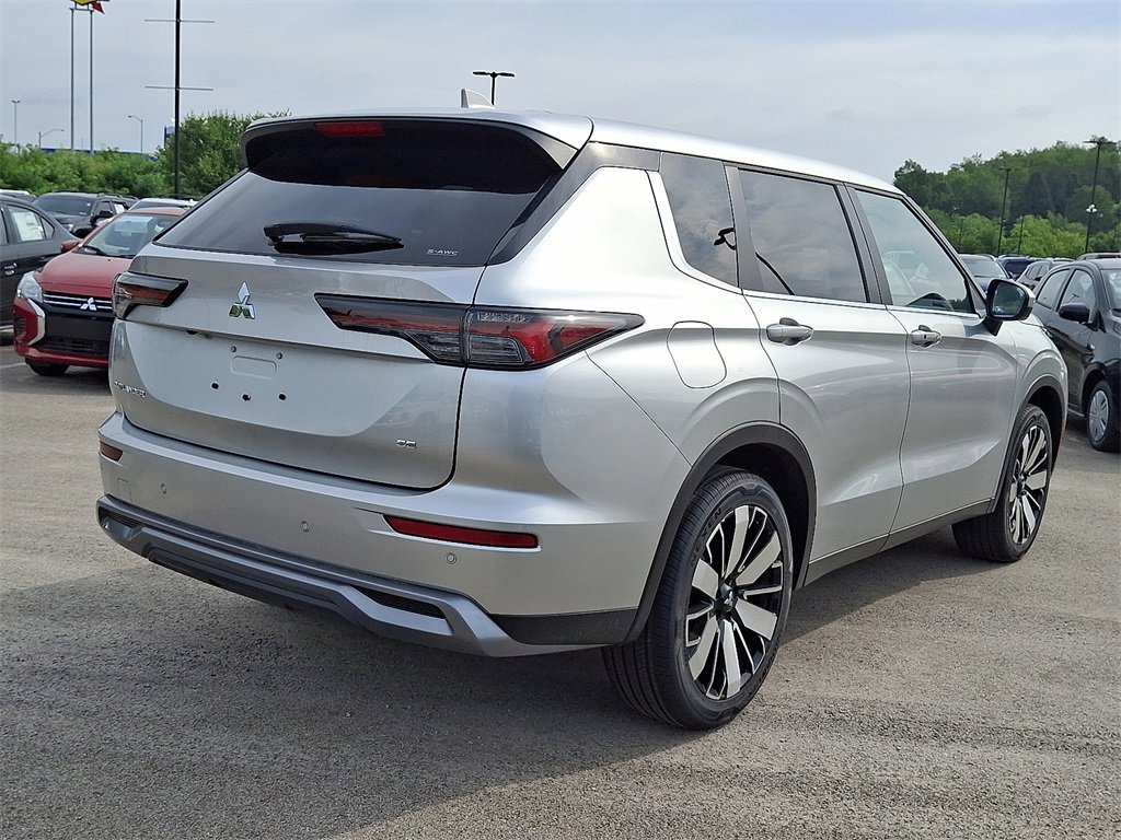 New 2025 Mitsubishi Outlander SE image 4