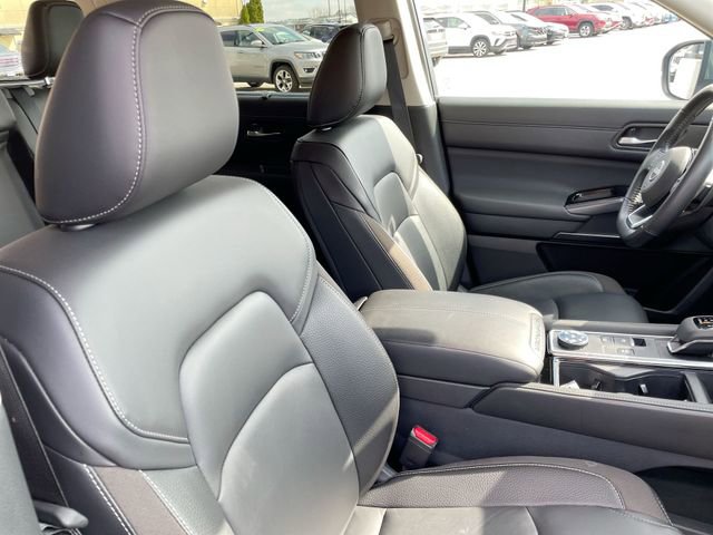 Used 2025 Nissan Pathfinder SL AWD/4WD image 18