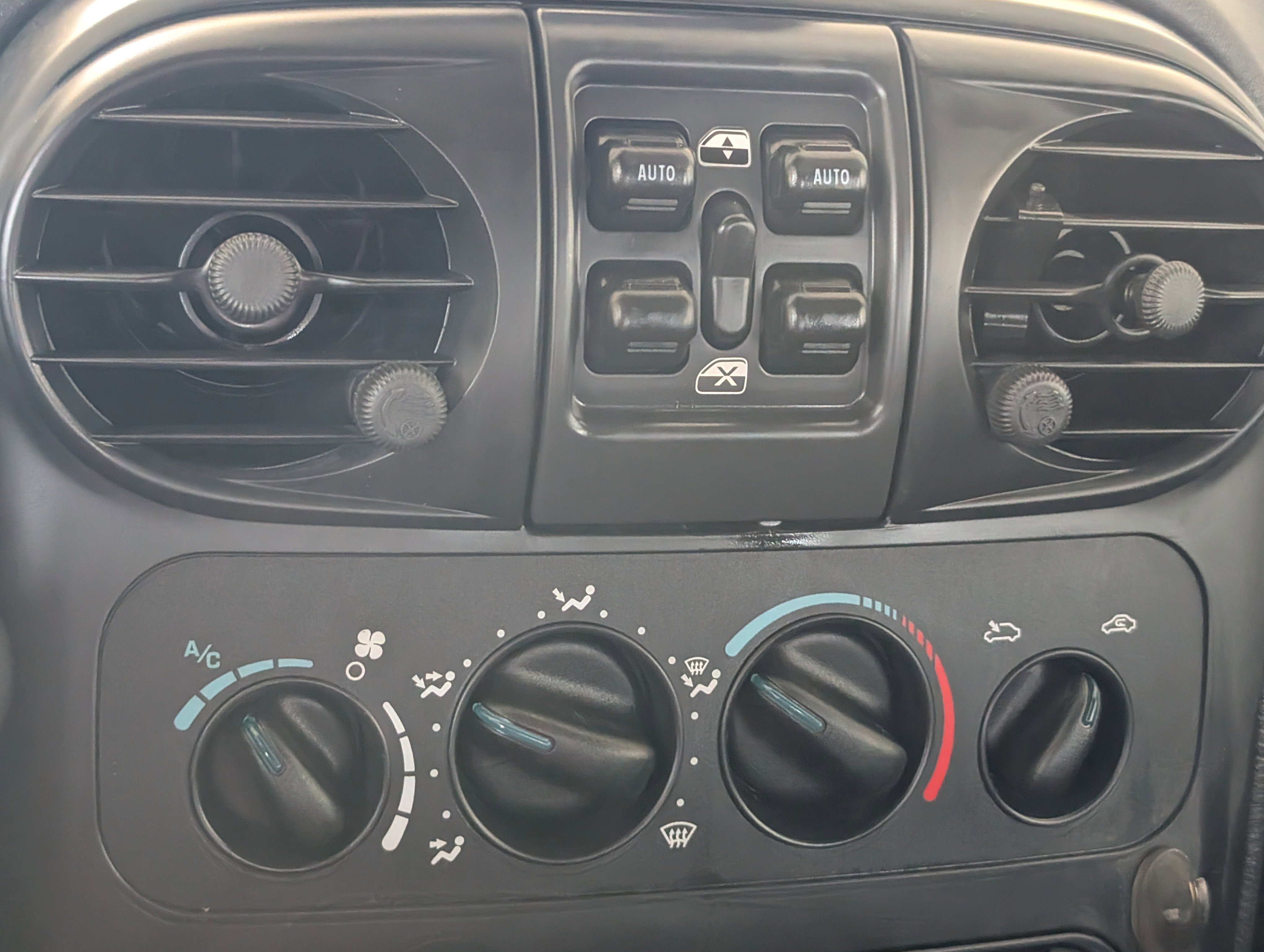 Used 2005 Chrysler PT Cruiser Limited image 14