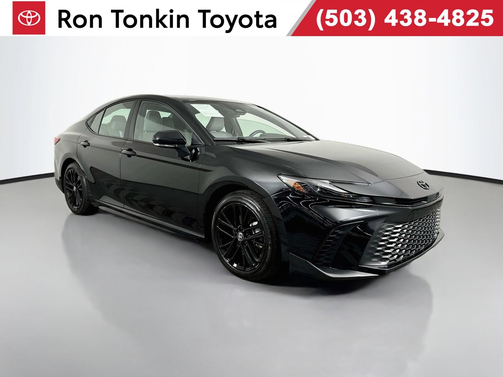 Used 2025 Toyota Camry SE FWD image 1