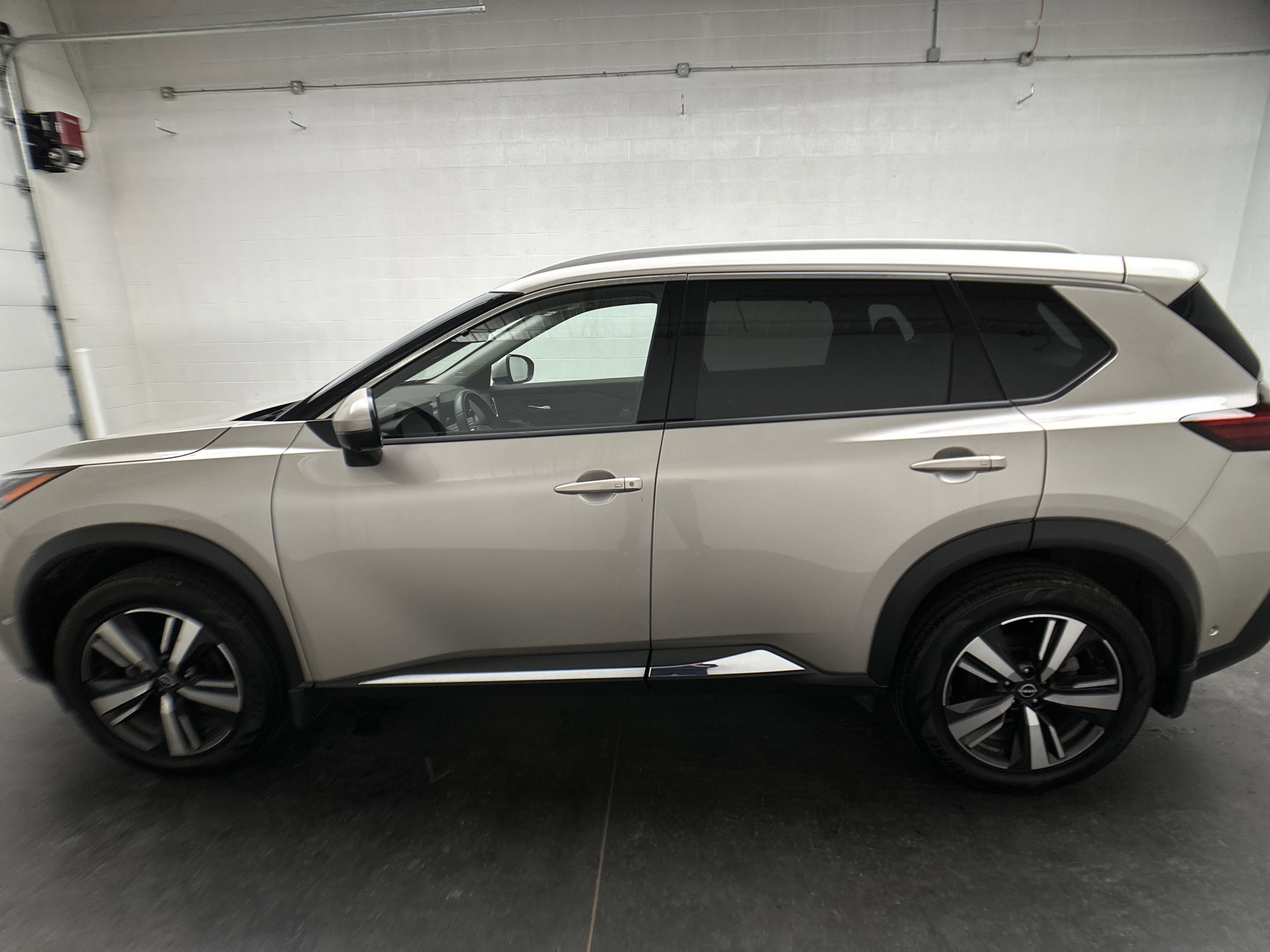 Used 2023 Nissan Rogue SL w/ SL Premium Package image 7