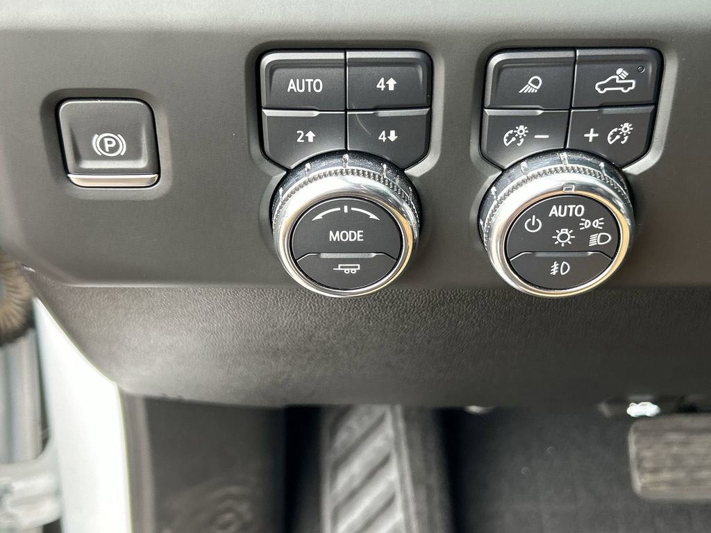 Used 2024 GMC Sierra 2500 AT4 w/ Technology Package AWD/4WD image 18
