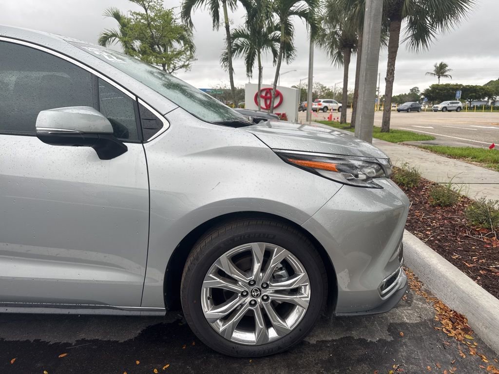 Used 2022 Toyota Sienna Platinum image 4