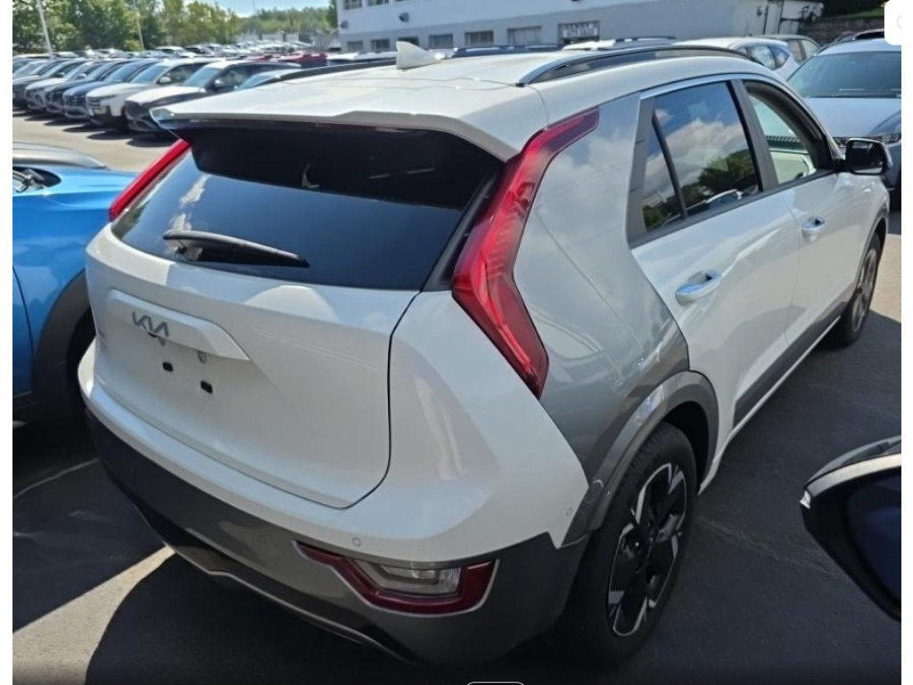 Used 2024 Kia Niro Wave w/ Wave Preserve Package FWD image 4
