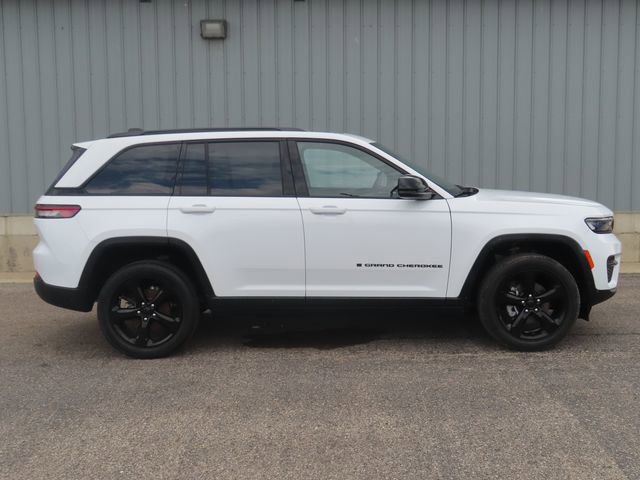Used 2023 Jeep Grand Cherokee Altitude AWD/4WD image 3