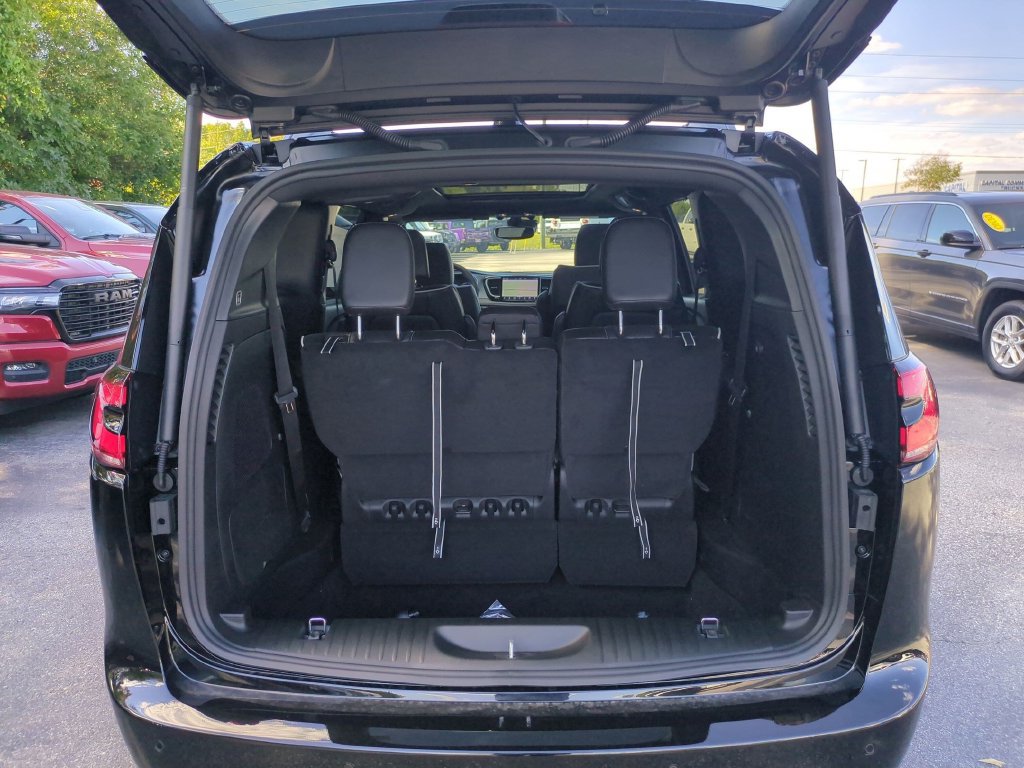 New 2027 Chrysler Pacifica Limited FWD image 33