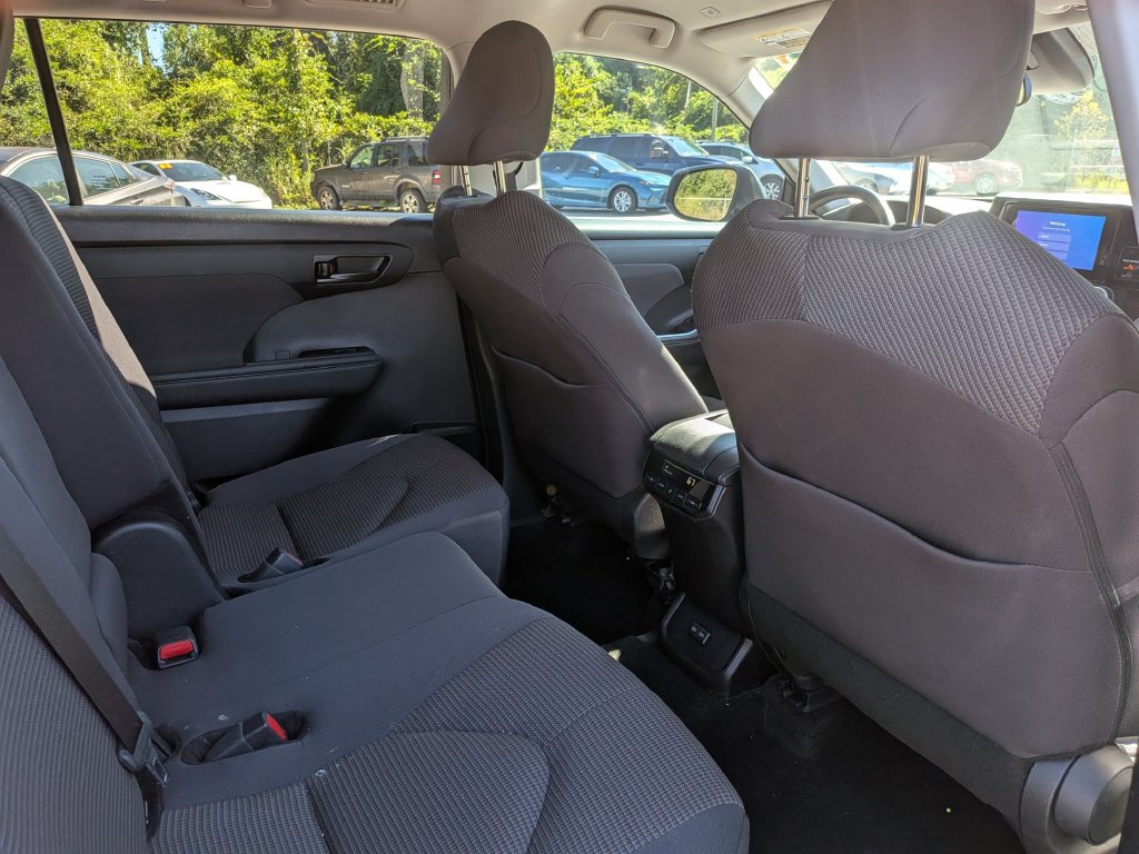 Used 2024 Toyota Highlander LE AWD/4WD image 25