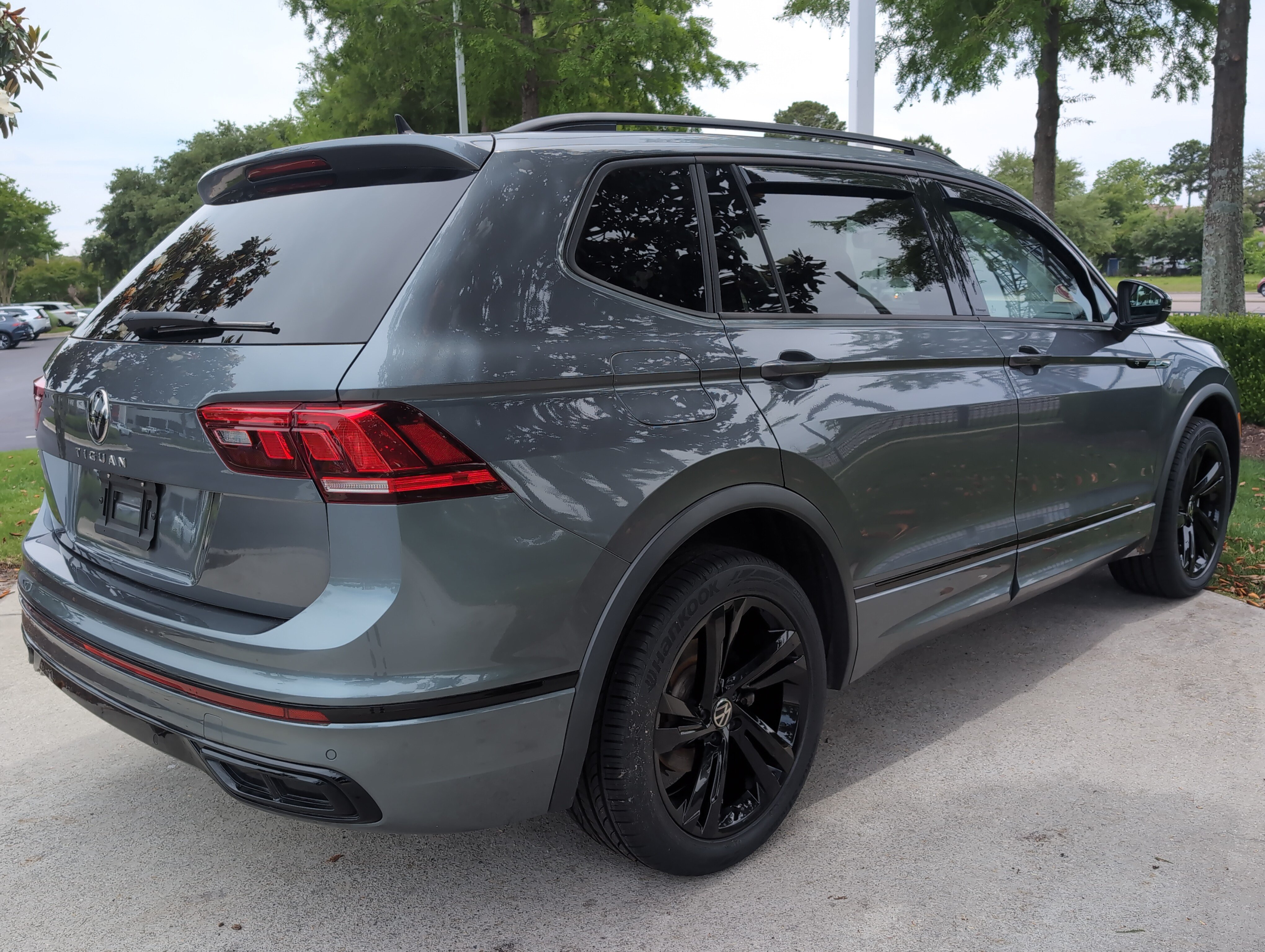 Used 2024 Volkswagen Tiguan SE R-Line FWD image 10