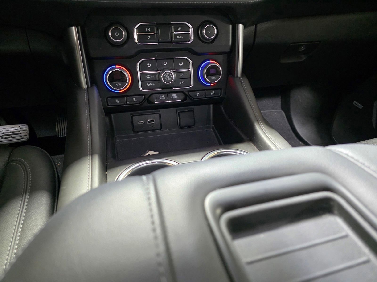 Used 2024 Chevrolet Suburban LT w/ LT Signature Package image 20