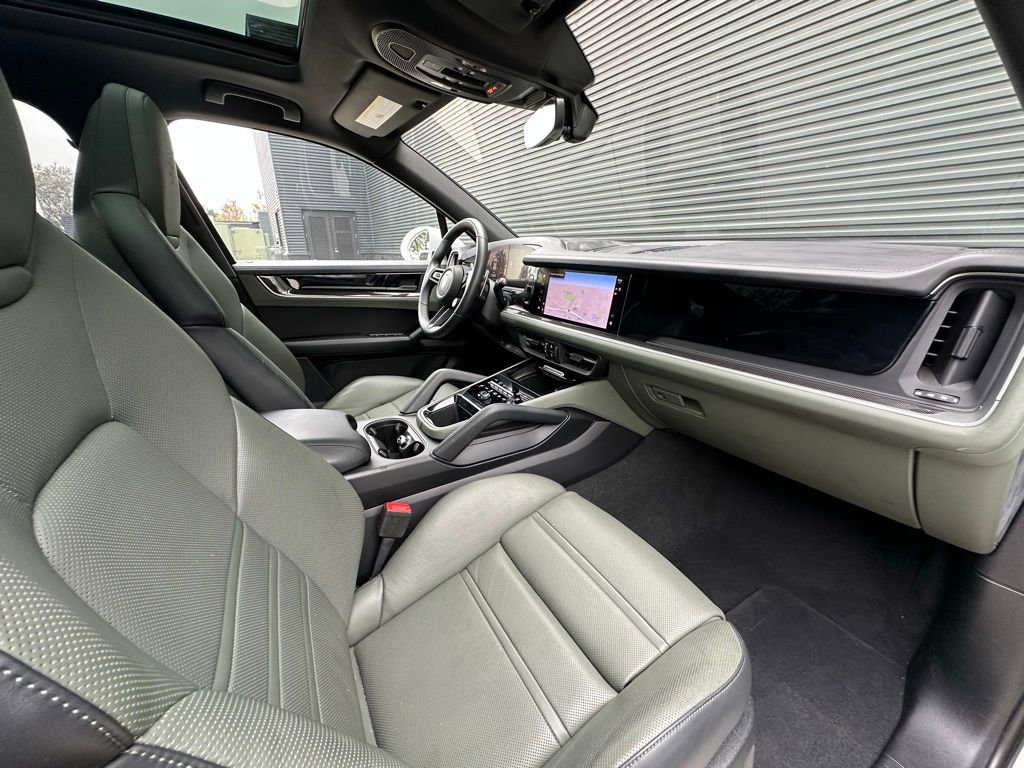 Certified 2025 Porsche Cayenne S image 41