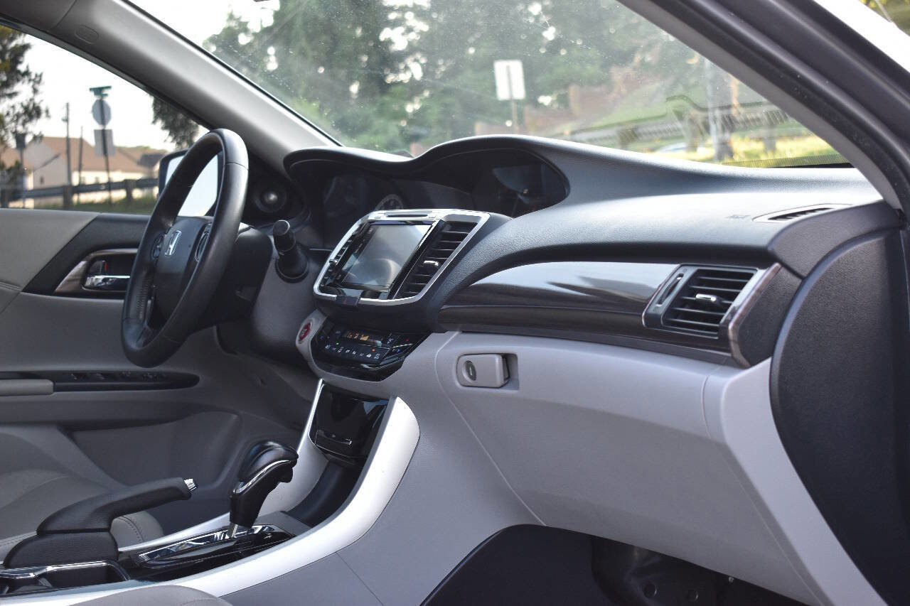 Used 2017 Honda Accord EX-L image 16