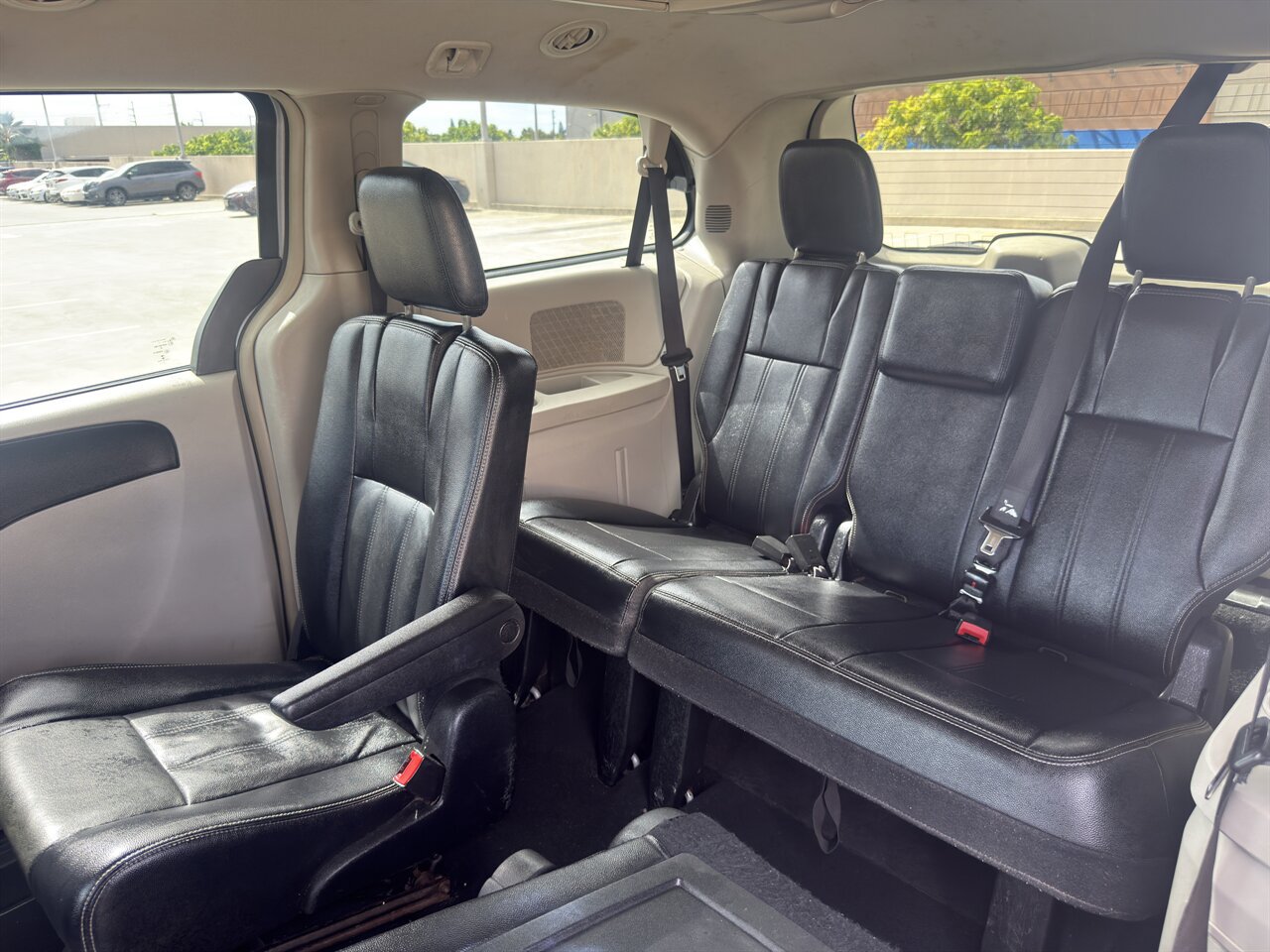 Used 2015 Chrysler Town & Country Touring FWD image 10