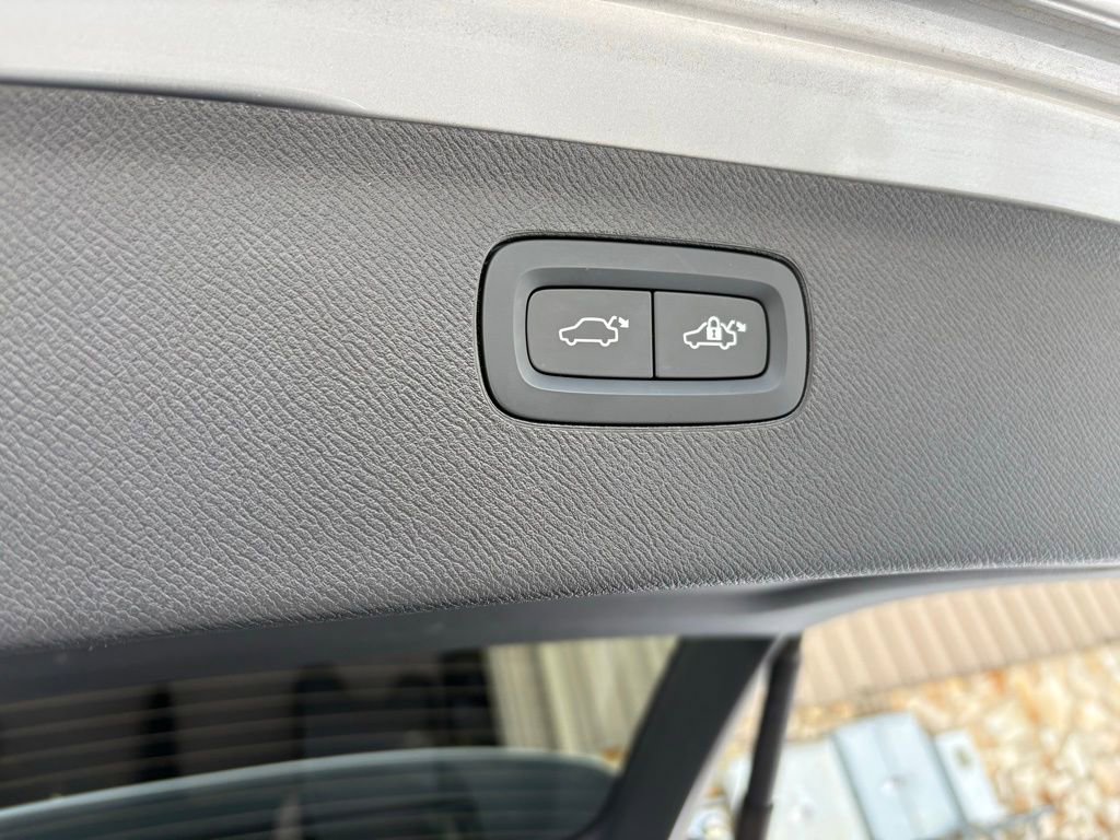 Used 2025 Volvo XC90 B6 Plus image 17